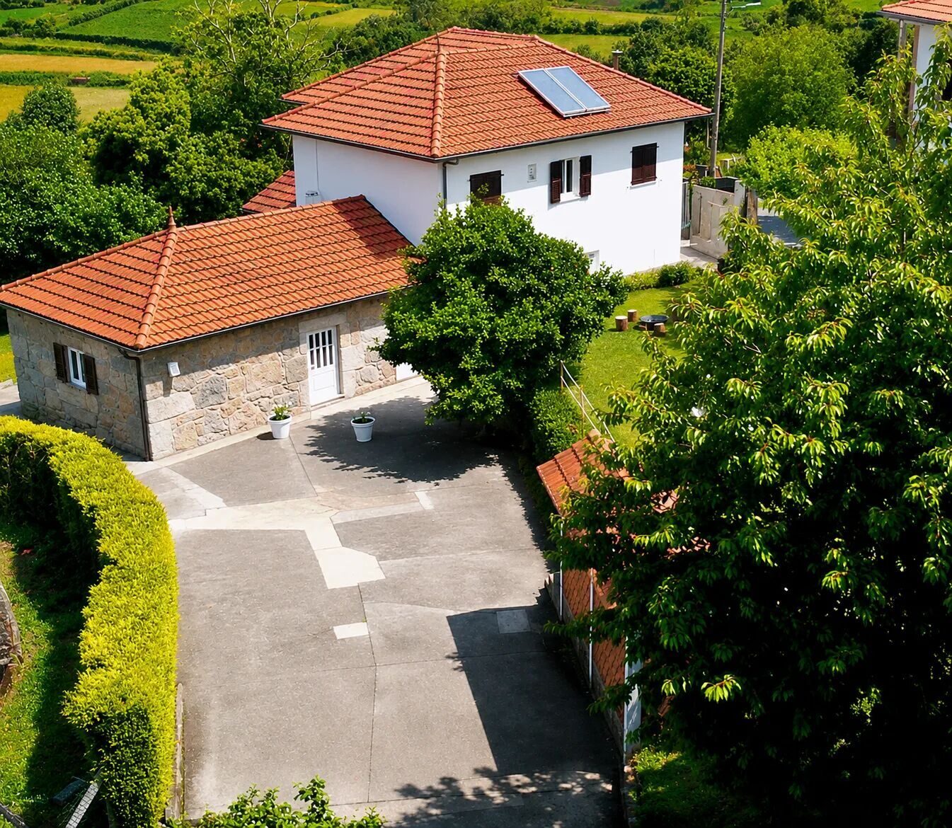 Vue aérienne de la maison en pierre, de la cour et des jardins — Casa Outeiro 99, Paredes de Coura
