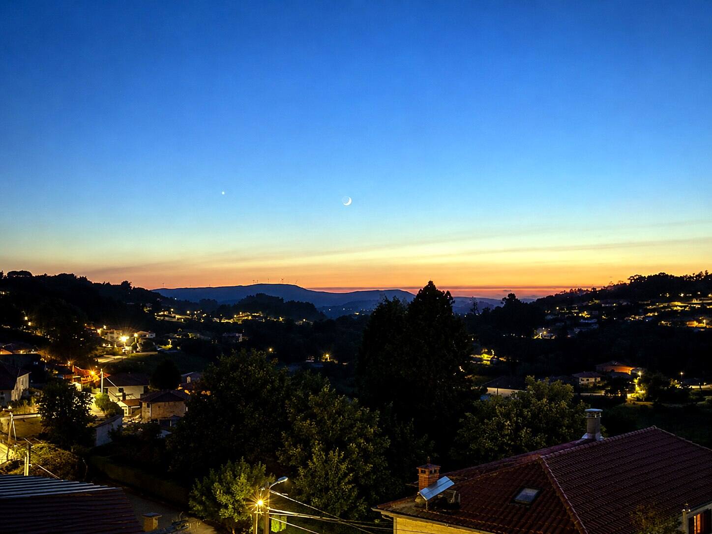 Vallée du Minho au crépuscule, croissant de lune et lumières du village — Casa Outeiro 99, Paredes de Coura