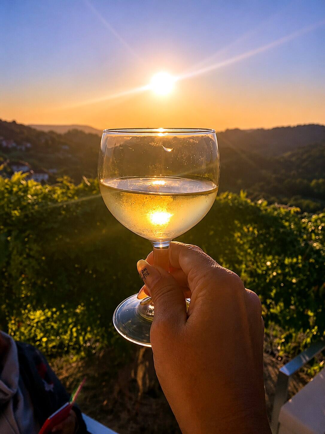 Verre de vin blanc au coucher du soleil sur les collines du Minho — Casa Outeiro 99, Paredes de Coura