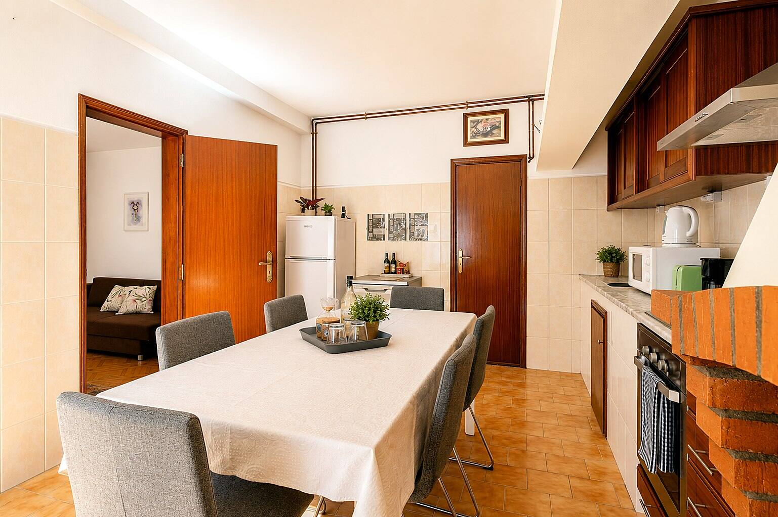 Cuisine équipée d'Outeiro 1 avec table à manger et réfrigérateur — Casa Outeiro 99, Paredes de Coura