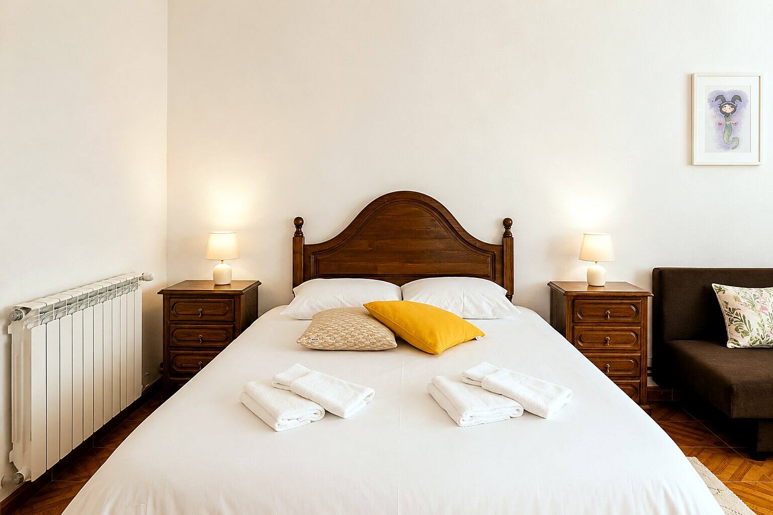 Lit double d'Outeiro 1 avec lampes de chevet et serviettes — Casa Outeiro 99, Paredes de Coura