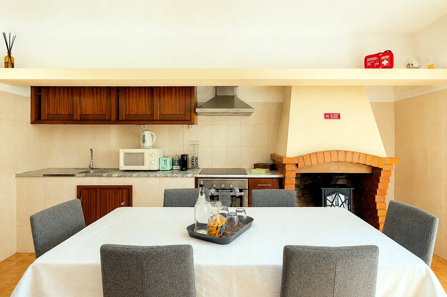 Cuisine-salle à manger d'Outeiro 1 avec grande table et cheminée — Casa Outeiro 99, Paredes de Coura