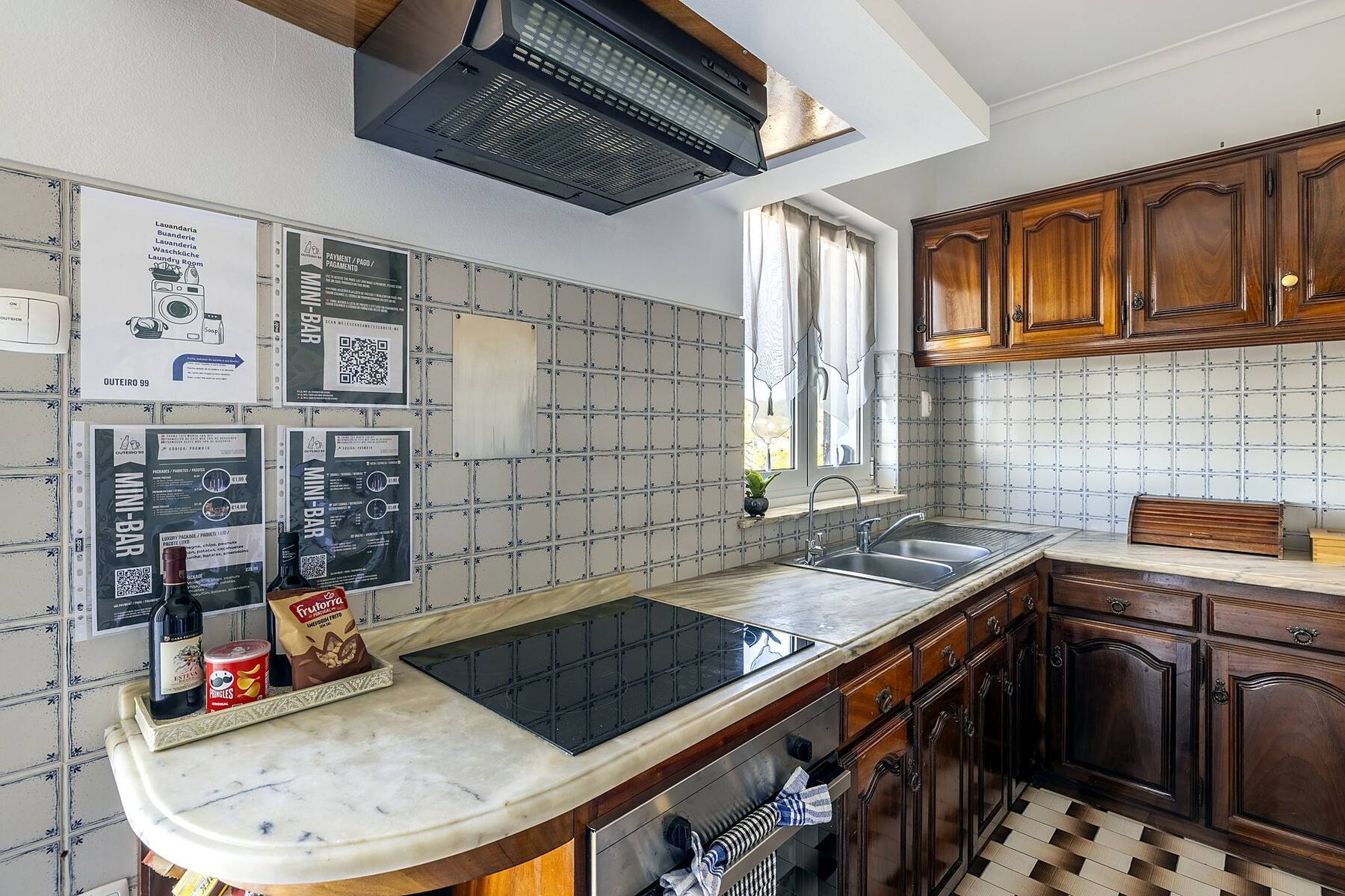 Cuisine d'Outeiro 2 : plaque à induction et placards en bois — Casa Outeiro 99, Paredes de Coura