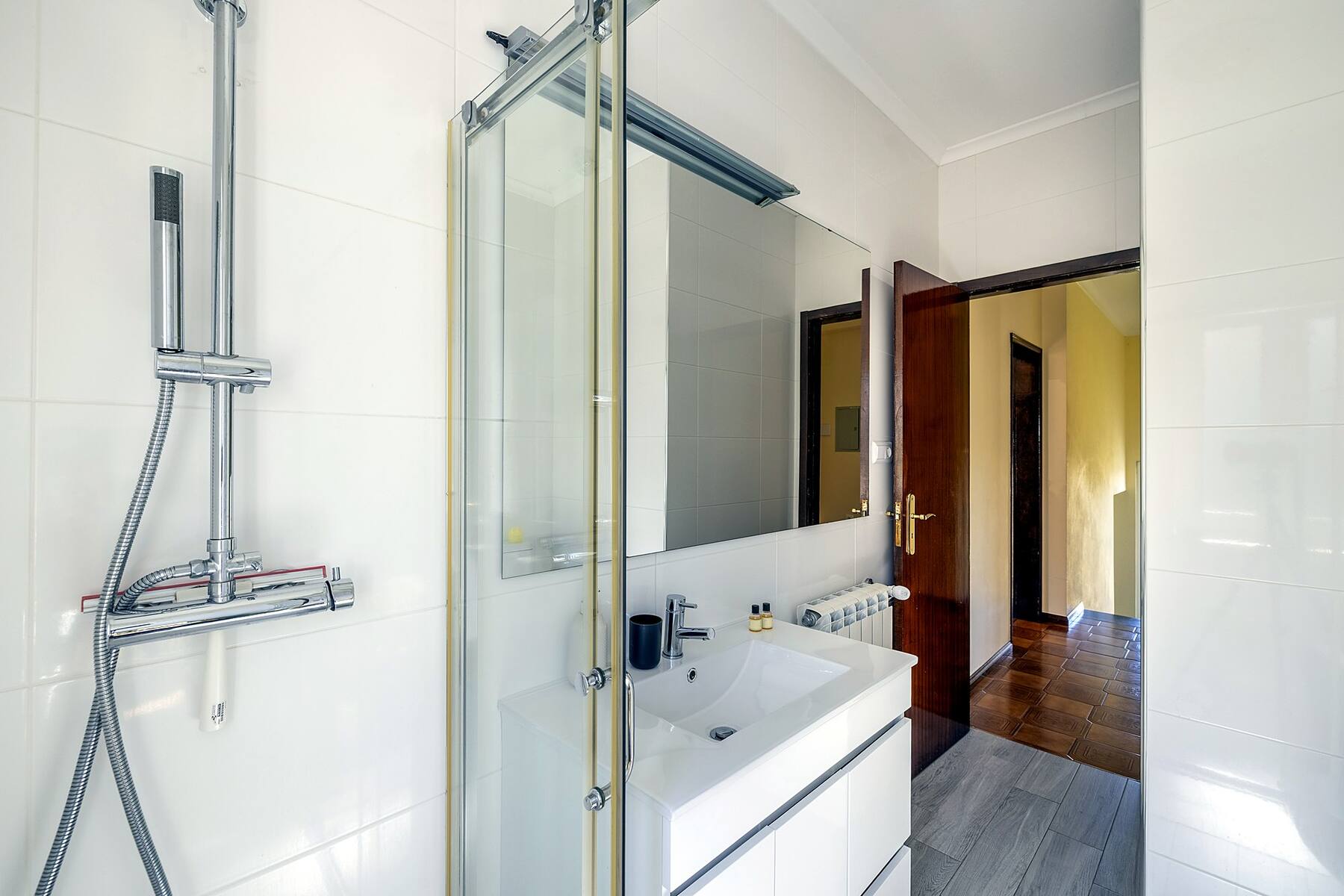 Salle de bains d'Outeiro 2 avec douche vitrée et lavabo — Casa Outeiro 99, Paredes de Coura