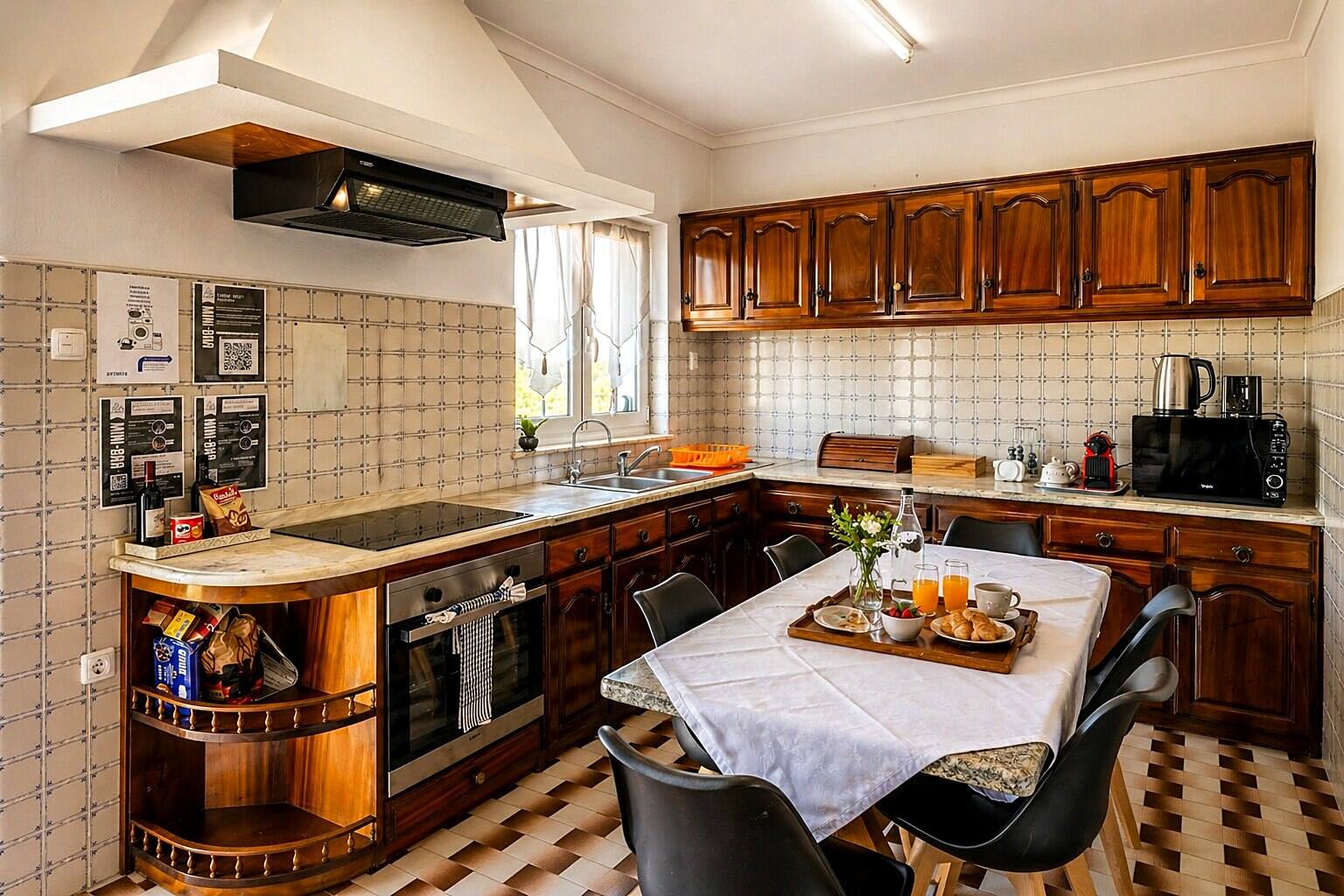Petit-déjeuner servi sur la table de la cuisine d'Outeiro 2 — Casa Outeiro 99, Paredes de Coura