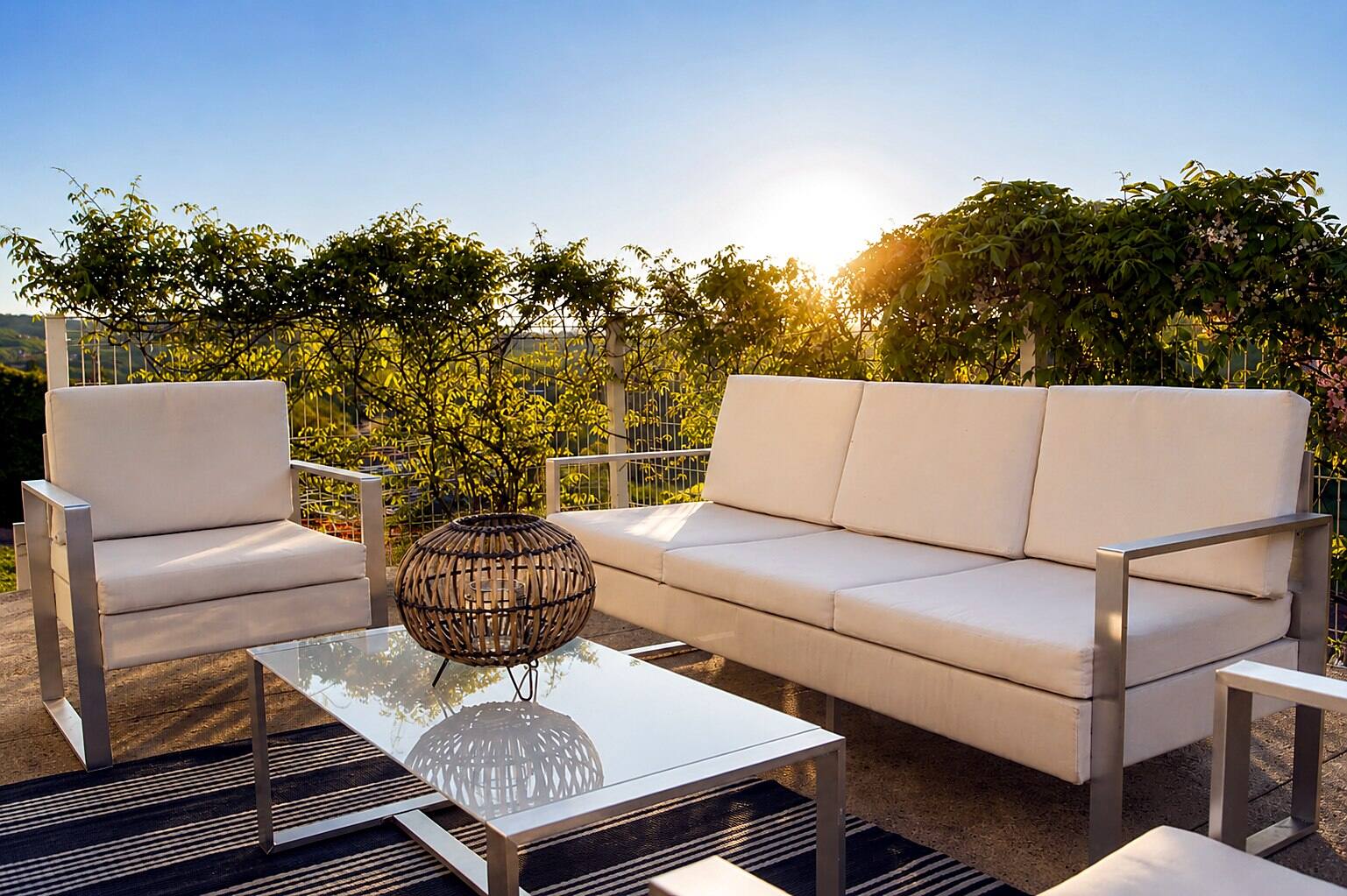 Terrasse d'Outeiro 2 avec canapés blancs au coucher du soleil — Casa Outeiro 99, Paredes de Coura