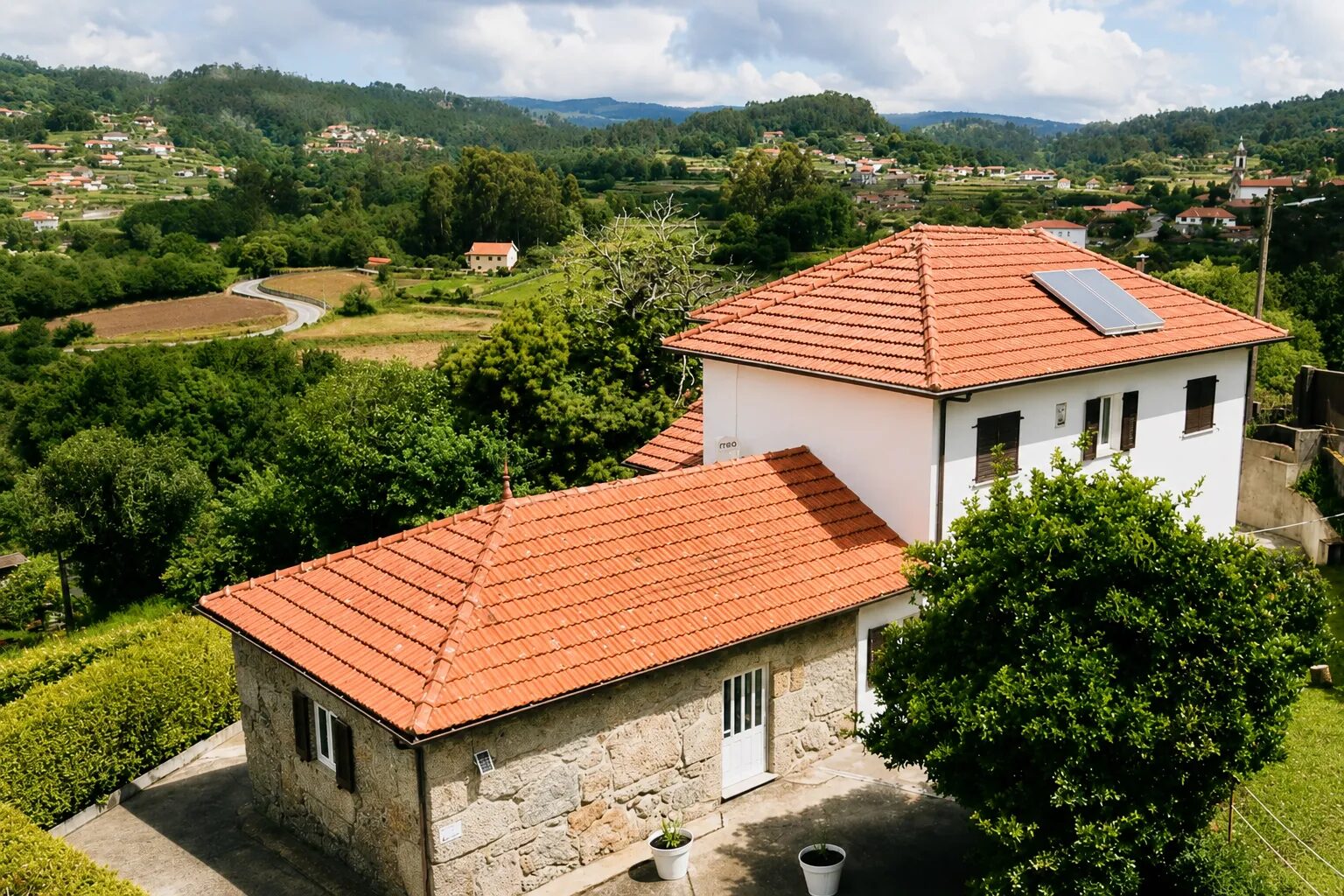 Vue sur la vallée de Paredes de Coura depuis Casa Outeiro 99, dans le Minho, à 55 minutes de Vigo